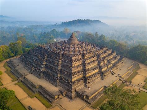  Borobudur-Temppelien Rakentaminen 800-luvulla: Jawa Vuorille Nousseet Buddhalaiset Uneksijat ja Kultakauttaan Elänyt Imperiumi