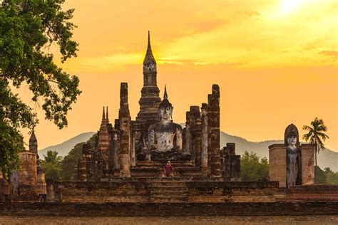 Sukhothai-Kuningaskunnan perustaminen 1200-luvulla: Buddhalaisuuden ja hindulaisuuden ristipaineita Kaakkois-Aasiassa